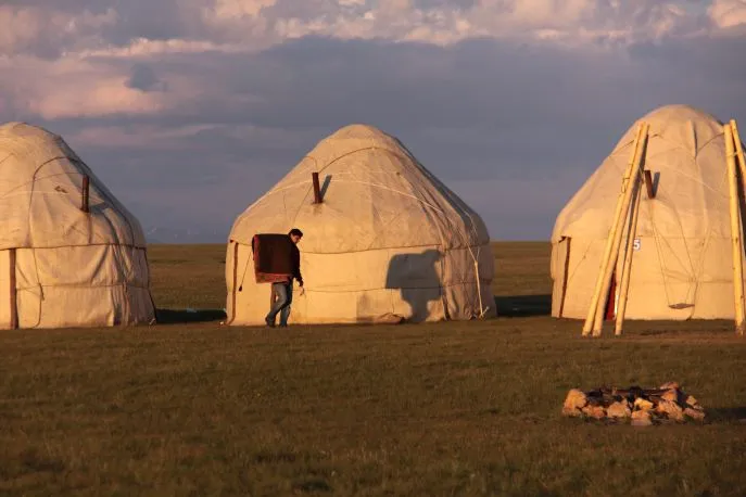 Yurts weide bij Son Kul